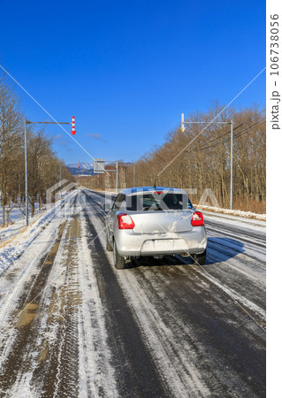 北海道_冬の直線道路の風景 106738056