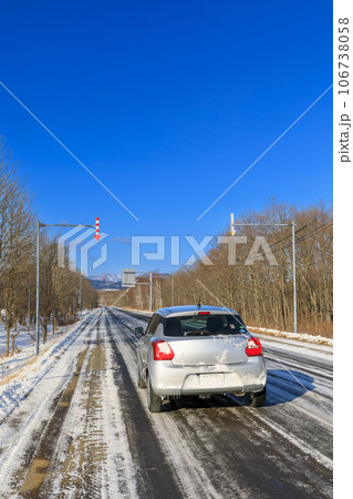 北海道_冬の直線道路の風景 北海道_冬の直線道路の風景 106738058