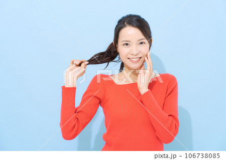 赤い服を着た20代女性のポートレート 106738085