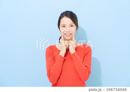 赤い服を着た20代女性のポートレート 赤い服を着た20代女性のポートレート 106738086