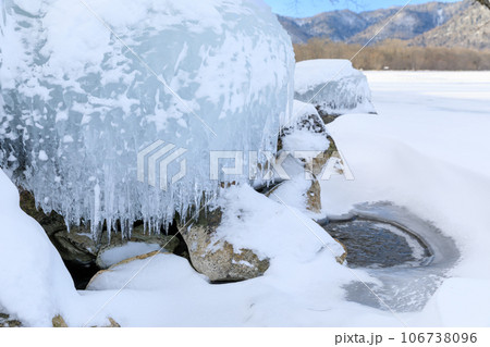 北海道_凍りつく屈斜路湖と飛沫氷の風景 106738096