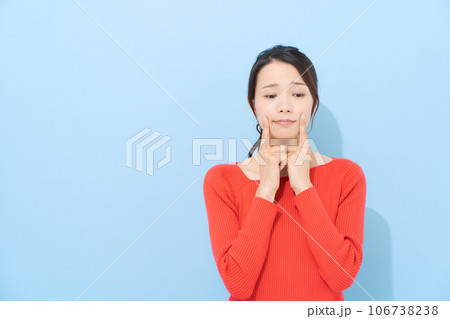 赤い服を着た20代女性のポートレート 赤い服を着た20代女性のポートレート 106738238