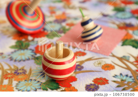 色々なコマと綺麗な和紙 106738500