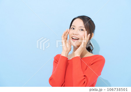 赤い服を着た20代女性のポートレート 赤い服を着た20代女性のポートレート 106738501