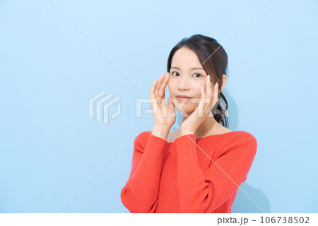 赤い服を着た20代女性のポートレート 赤い服を着た20代女性のポートレート 106738502
