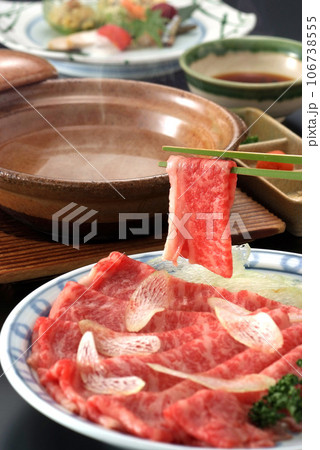 牛肉のしゃぶしゃぶ・鍋料理のシズル感・美味しそうなしゃぶしゃぶ・豪華でおいしい牛肉しゃぶしゃぶ 106738555