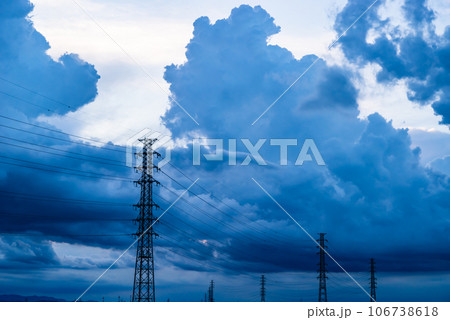 送電鉄塔の背後の空に湧く夏の夕刻の黒雲　a-2 高彩度コントラスト 106738618