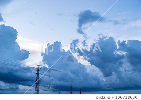 送電鉄塔の背後の空に湧く夏の夕刻の黒雲 c-1 送電鉄塔の背後の空に湧く夏の夕刻の黒雲 c-1 106738630