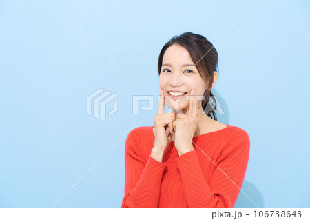 赤い服を着た20代女性のポートレート 106738643