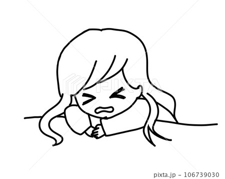 突っ伏して泣く女性 106739030