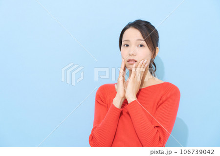 赤い服を着た20代女性のポートレート 赤い服を着た20代女性のポートレート 106739042