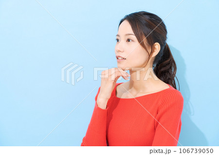 赤い服を着た20代女性のポートレート 106739050