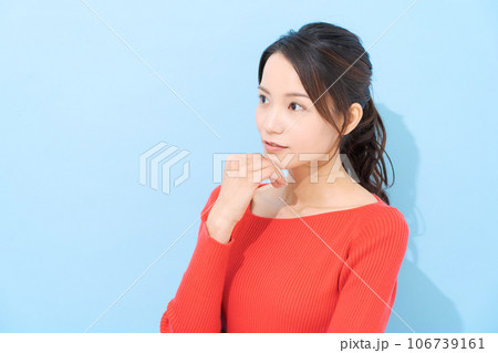 赤い服を着た20代女性のポートレート 106739161