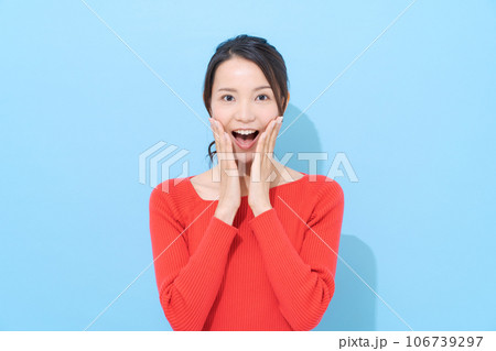 赤い服を着た20代女性のポートレート 赤い服を着た20代女性のポートレート 106739297