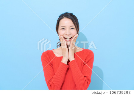 赤い服を着た20代女性のポートレート 赤い服を着た20代女性のポートレート 106739298