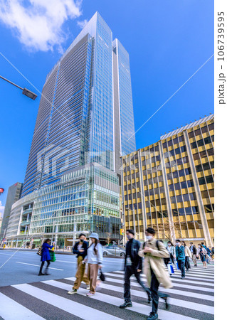 日本の東京都市景観 本日開業の東京ミッドタウン八重洲。青空が広がる都内…＝2023年3月10日 106739595