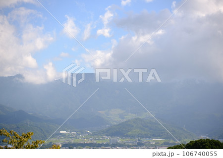 雲に覆われる山 雲に覆われる山 106740055