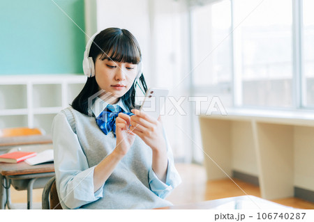 教室で音楽を聴く女子高生 教室で音楽を聴く女子高生 106740287