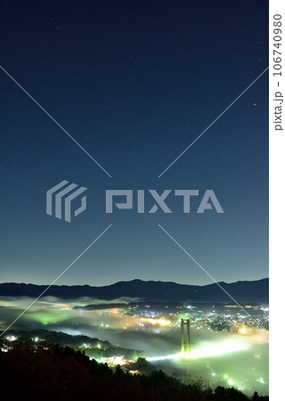 ミューズパークからの秩父盆地の雲海 106740980