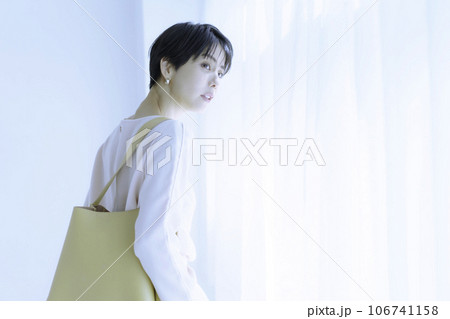 白背景の若い女性のファッションポートレート ハイキー 白背景の若い女性のファッションポートレート ハイキー 106741158