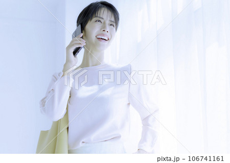 白背景の若い女性の全身のファッションポートレート ハイキー 白背景の若い女性の全身のファッションポートレート ハイキー 106741161