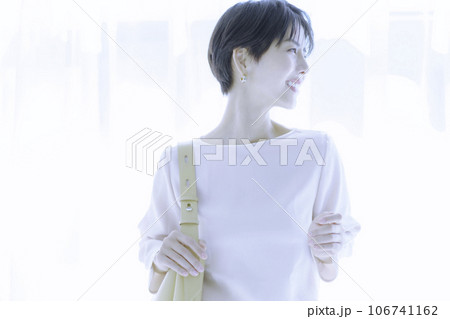 白背景の若い女性の全身のファッションポートレート ハイキー 106741162