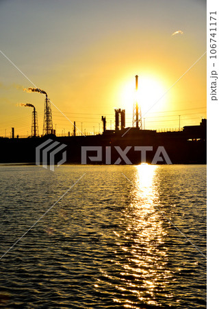 大阪浜寺公園から望む浜寺水路の夕景 106741171