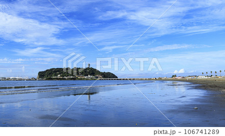 茅ヶ崎海岸から見た湘南と江ノ島の秋 茅ヶ崎海岸から見た湘南と江ノ島の秋 106741289