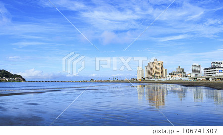 茅ヶ崎海岸から見た湘南と江ノ島の秋 茅ヶ崎海岸から見た湘南と江ノ島の秋 106741307