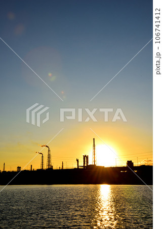大阪浜寺公園から望む浜寺水路の夕景 大阪浜寺公園から望む浜寺水路の夕景 106741412