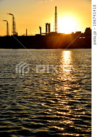 大阪浜寺公園から望む浜寺水路の夕景 大阪浜寺公園から望む浜寺水路の夕景 106741418