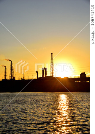 大阪浜寺公園から望む浜寺水路の夕景 大阪浜寺公園から望む浜寺水路の夕景 106741419