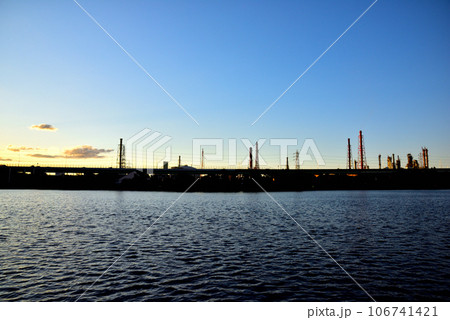 大阪浜寺公園から望む浜寺水路の夕景 大阪浜寺公園から望む浜寺水路の夕景 106741421