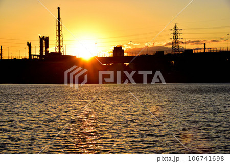 大阪浜寺公園から望む浜寺水路の夕景 大阪浜寺公園から望む浜寺水路の夕景 106741698