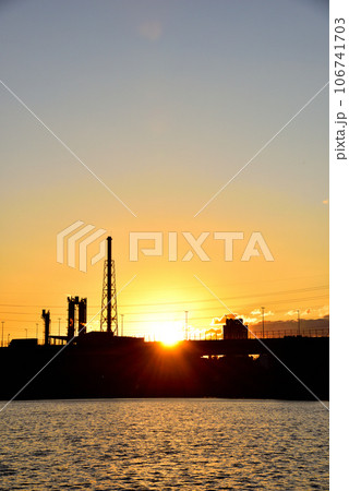 大阪浜寺公園から望む浜寺水路の夕景 大阪浜寺公園から望む浜寺水路の夕景 106741703