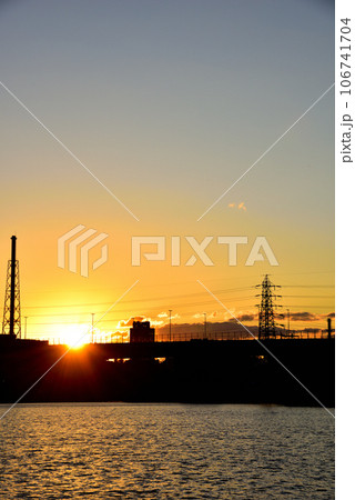 大阪浜寺公園から望む浜寺水路の夕景 大阪浜寺公園から望む浜寺水路の夕景 106741704