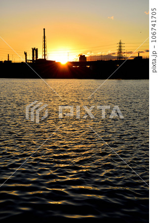 大阪浜寺公園から望む浜寺水路の夕景 大阪浜寺公園から望む浜寺水路の夕景 106741705