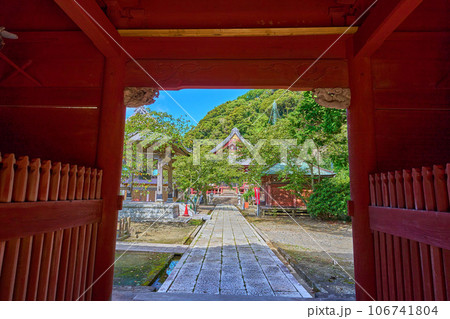 千葉県館山市の那古寺(なごじ)の仁王門越しに観音堂方面を見る 106741804