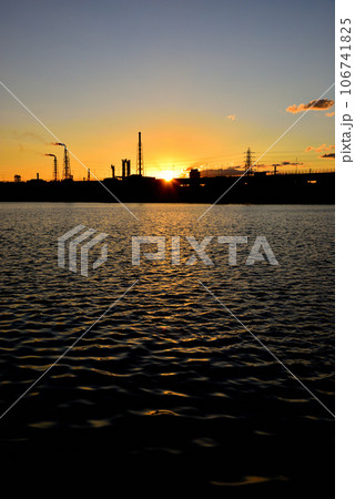 大阪浜寺公園から望む浜寺水路の夕景 大阪浜寺公園から望む浜寺水路の夕景 106741825