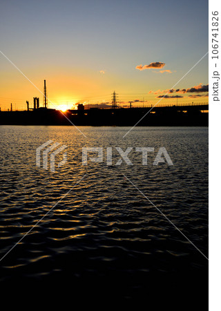 大阪浜寺公園から望む浜寺水路の夕景 大阪浜寺公園から望む浜寺水路の夕景 106741826