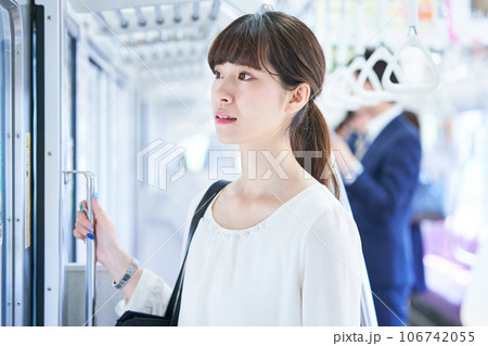 若い女性 通勤通学 撮影協力「京王電鉄株式会社」 若い女性 通勤通学 撮影協力「京王電鉄株式会社」 106742055