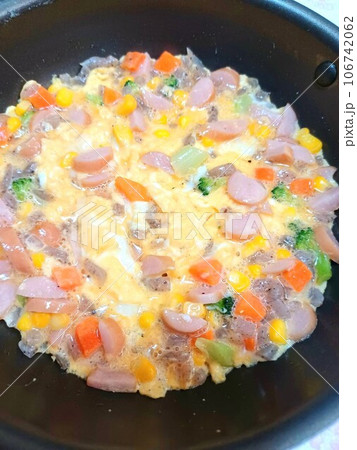 こんにゃく入りのオムレツ こんにゃく入りのオムレツ 106742062