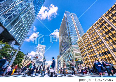 日本の東京都市景観 本日開業の東京ミッドタウン八重洲。多くの人々が行き交う…＝2023年3月10日 106742303