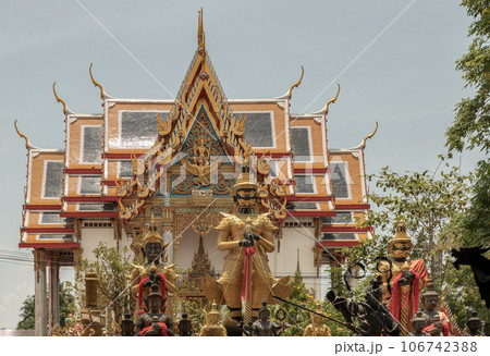 The Largest Thao Wessuwan Sculpture or Vasavana Kuvera Giant Statues. 106742388