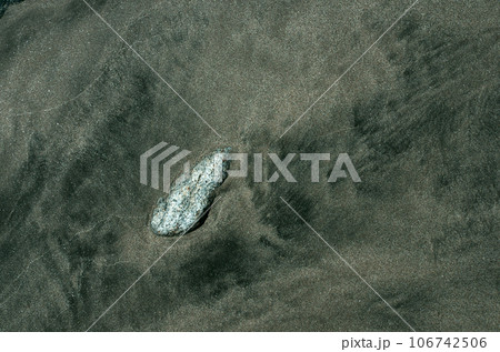 海辺、じっと眺めていると地球の神秘さが見えてくる。波にさらされて砂の地球が様々な顔を見せてくれる。 海辺、じっと眺めていると地球の神秘さが見えてくる。波にさらされて砂の地球が様々な顔を見せてくれる。 106742506