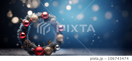 やさしくぼかされた青い背景の上に、星とバブルで飾られたクリスマスツリー。 やさしくぼかされた青い背景の上に、星とバブルで飾られたクリスマスツリー。 106743474