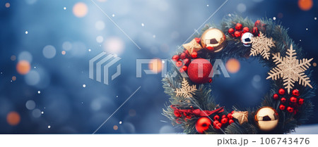 やさしくぼかされた青い背景の上に、星とバブルで飾られたクリスマスツリー。 106743476