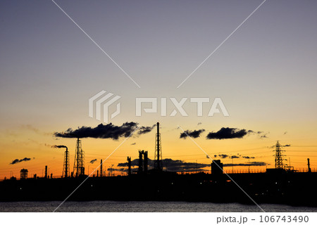 大阪浜寺公園から望む浜寺水路の夕景 大阪浜寺公園から望む浜寺水路の夕景 106743490