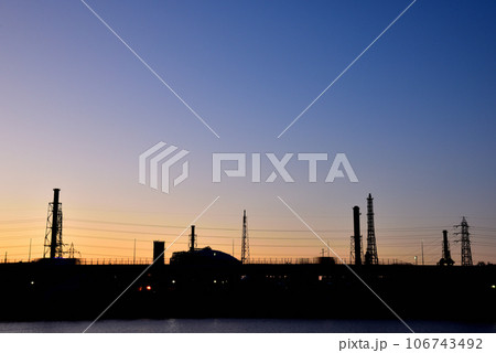 大阪浜寺公園から望む浜寺水路の夕景 大阪浜寺公園から望む浜寺水路の夕景 106743492
