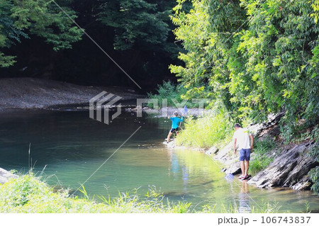 川遊びの人気スポットときがわ町の都幾川で網を使って魚取りを楽しむ親子の風景 川遊びの人気スポットときがわ町の都幾川で網を使って魚取りを楽しむ親子の風景 106743837